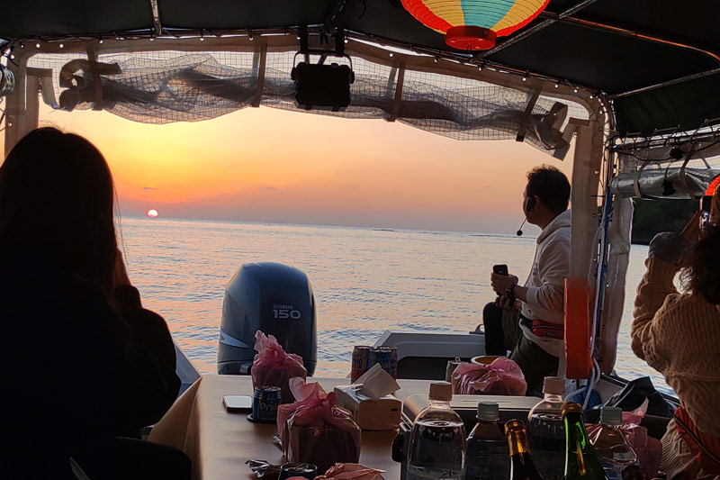 水面近くから見るサンセットは圧巻