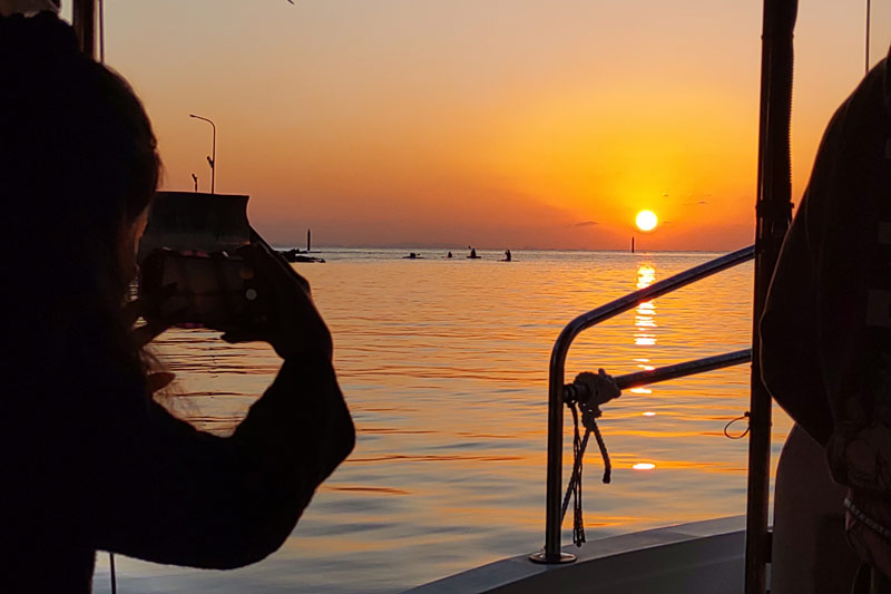 東シナ海の雄大なパノラマと水平線に沈む美しい夕日