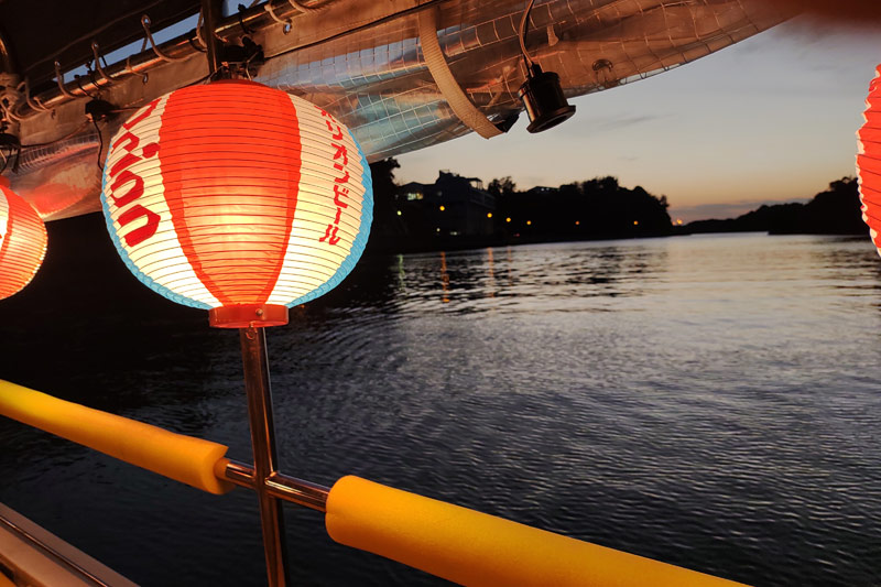 波が穏やかな河口に戻ってお食事