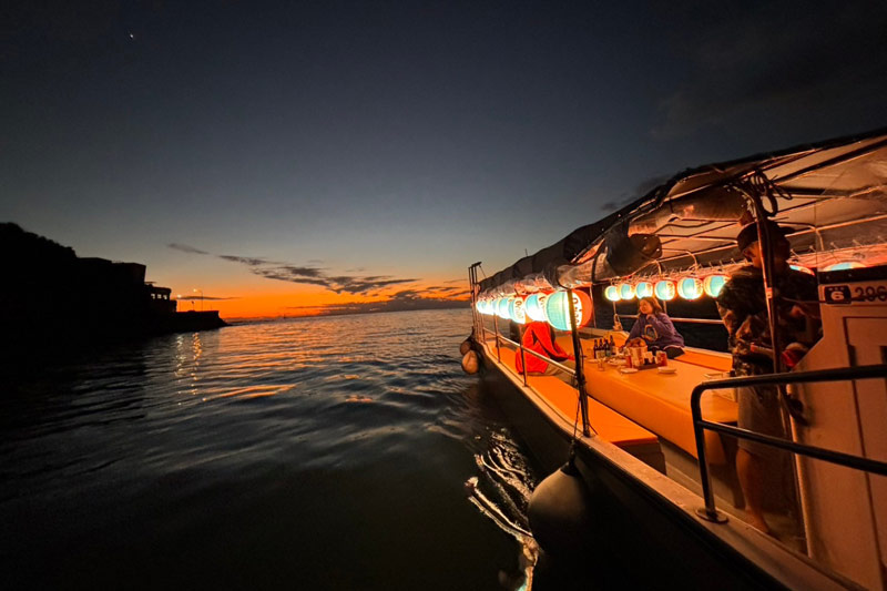 波が穏やかな河口に戻ってお食事