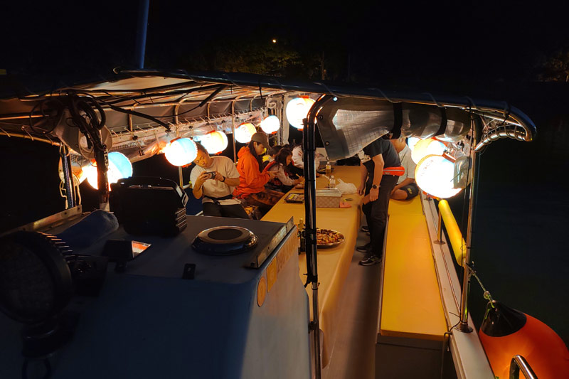 波が穏やかな河口に戻ってお食事